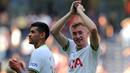 Selebrasi gelandang Tottenham Hotspur, Dejan Kulusevski setelah berakhirnya laga menghadapi Southampton pada laga Liga Inggris 2022/2023 di Tottenham Hotspur Stadium, London (6/8/2022). Dejan Kulusevski dipinjam Tottenham Hotspur dari Juventus selama 1,5 musim pada tengah musim 2021/2022 dengan biaya 10 juta euro. Tampil sesuai ekspektasi menjadi trisula Spurs bersama Harry kane dan Son Heung-min, ia ia dipastikan akan berstatus permanen pada awal musim 2023/2024 dengan mahar 30 juta euro. (AFP/Chris Radburn)