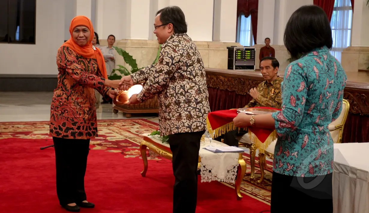 Menkeu Bambang Brodjonegoro memberikan penghargaan kepada Mensos Khofifah Indar Parawansa pada acara pemberian penghargaan dalam rangka penerimaan pajak 2015 dari Kementerian Keuangan di Istana Negara, Jakarta, Rabu (20/5). (Liputan6.com/Faizal Fanani)