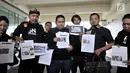Anggota Garda Nasional untuk Rakyat (GNR) menunjukkan barang bukti saat melaporkan capres dan cawapres Prabowo-Sandi ke Bawaslu, Jakarta, Kamis (4/10). Pelaporan terkait dugaan adanya kampanye hitam. (Merdeka.com/Iqbal Nugroho)