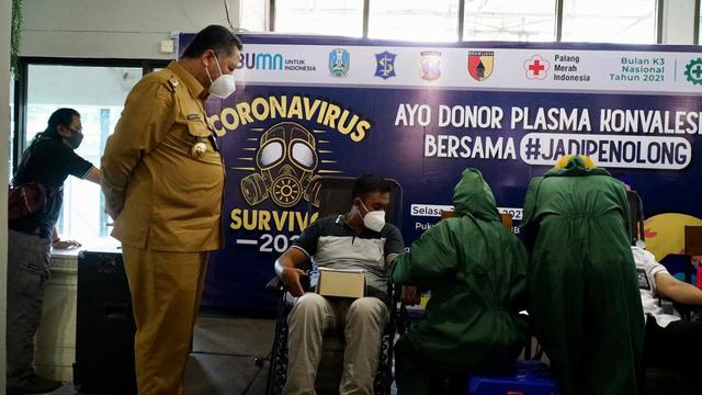 Sejumlah warga Surabaya melakukan donor plasma konvalesen (Dian Kurniawan/Liputan6.com)