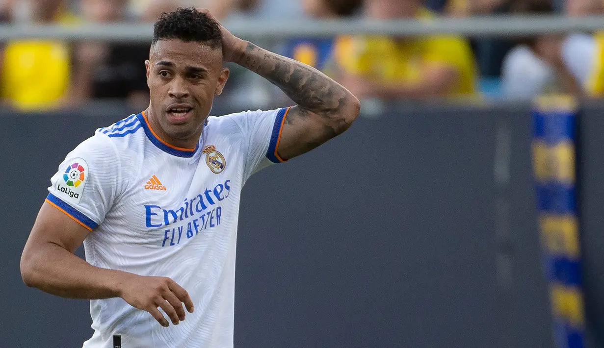 Sebagai pengganti Cristiano Ronaldo, Real Madrid menarik pulang Mariano Diaz dari Olympique Lyon dengan nilai transfer sebesar 21,5 juta euro dan memberinya jersey nomor 7 sebagai warisan CR-7. Nyatanya ia tampil tak sesuai harapan, bahkan lebih sering duduk di bangku cadangan. Hingga kini ia telah tampil dalam 73 laga di semua ajang dengan torehan 12 gol dan 3 assist. (AFP/Jorge Guerrro)
