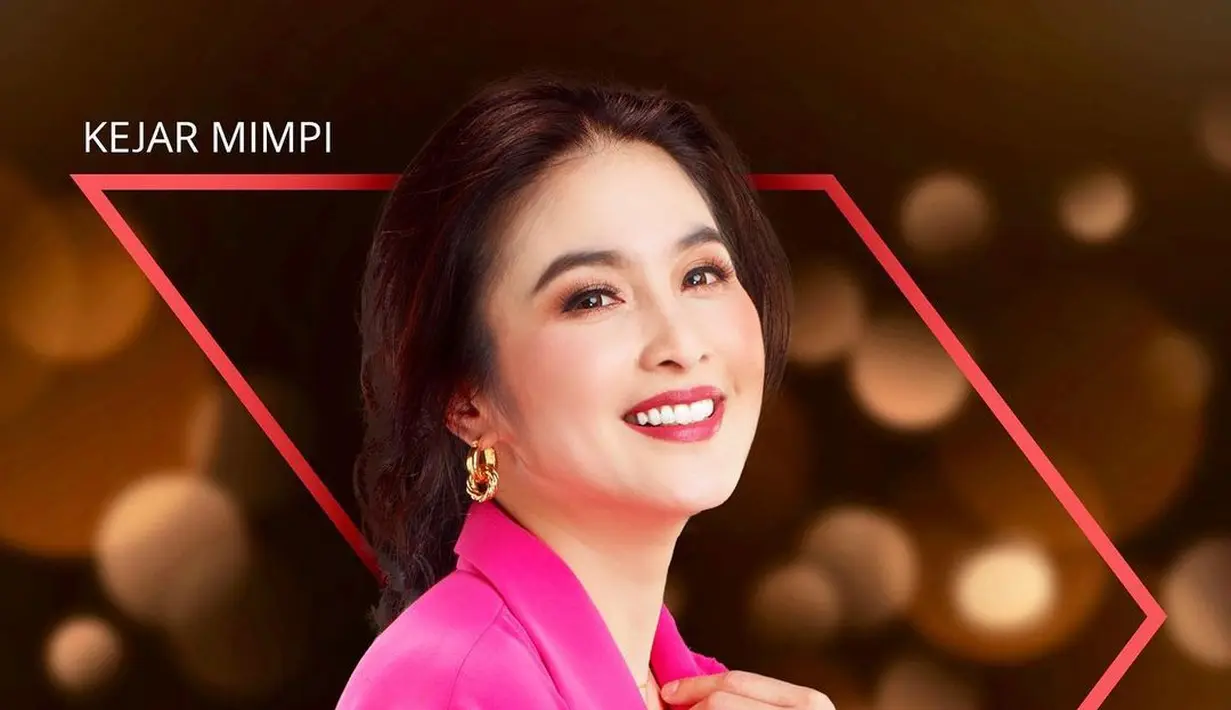 Berencana beli blazer? Cobalah berinvestasi dengan jas warna pink. [@sandradewi88]