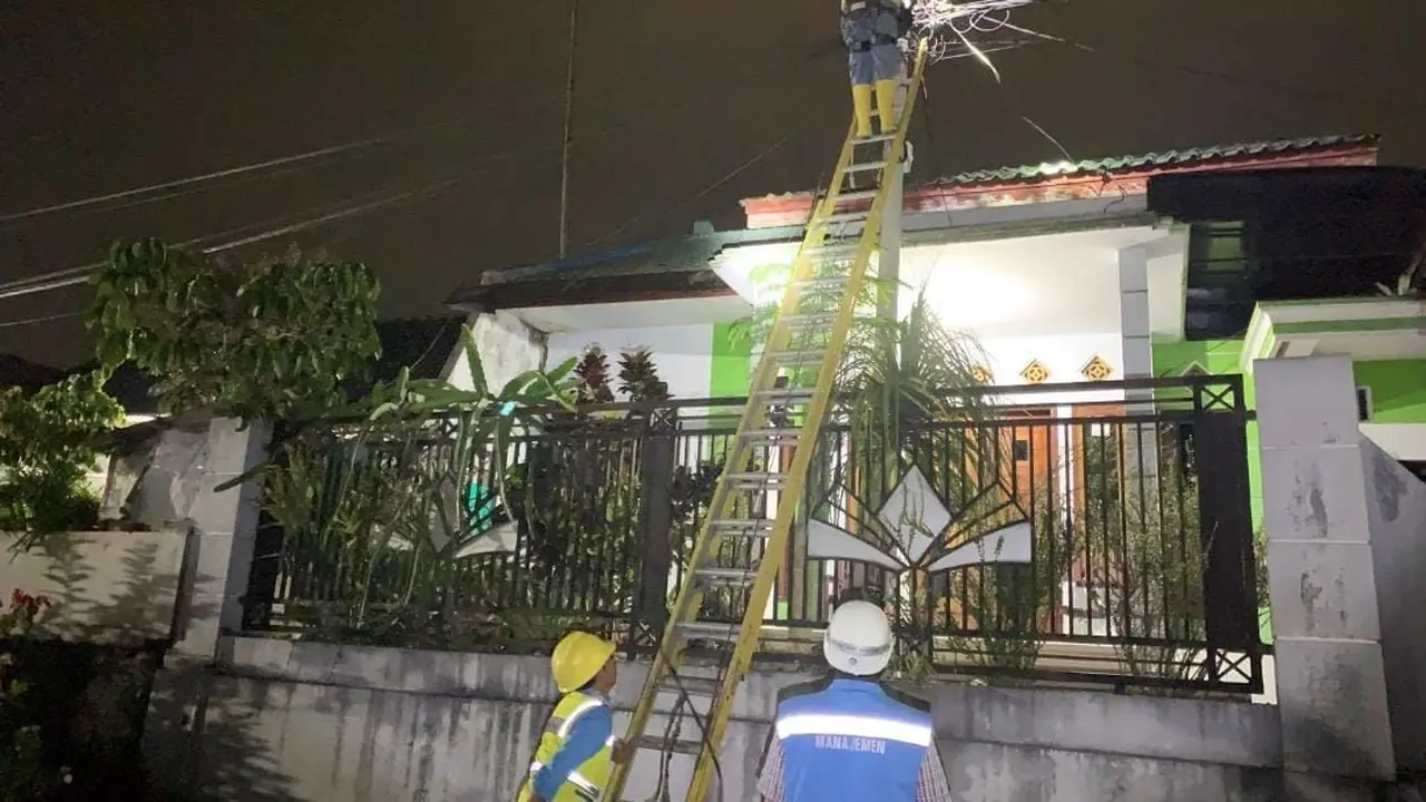 Sebanyak lebih dari 29 ribu pelanggan PLN di wilayah terdampak erupsi Gunung Semeru yang terjadi pada Minggu (4/12) kini kembali dapat menggunakan listrik PLN. (Dok PLN)