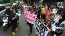 Ratusan warga Kampung Bulak Cisalak yang terdampak penggusuran Proyek Strategis Nasional (PSN) Universitas Islam Internasional Indonesia (UIII) melakukan unjuk rasa di Jalan Ir. H. Juanda, Depok, Jawa Barat, Minggu (10/12/2023). (merdeka.com/Arie Basuki)