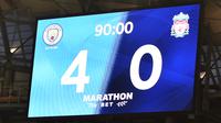 Papan skor menampilkan skor 4-0 setelah 90 menit selama pertandingan antara Manchester City melawan Liverpool di Stadion Etihad di Manchester, Inggris (2//7/2020). City menang telak 4-0 atas Liverpool. (AFP/Pool/Peter Powell)