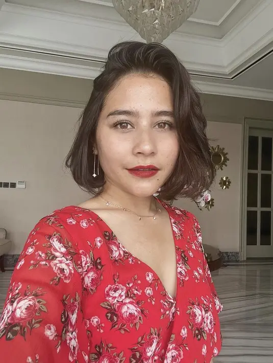 Rambut pendek Prilly dengan warna cokelat dan sedikit wave sangat cocok dengan dress merah motif bunga seharga Rp700an dari Stradivarius.(@prillylatuconsina96)