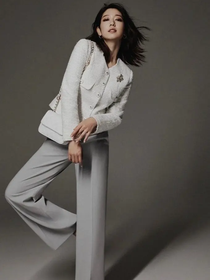 Gaya Stylish Park Shin Hye Jalani Pemotretan dengan Tubuh Ramping Pasca Melahirkan