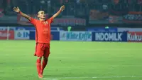 Selebrasi pemain Persija Jakarta, Riko Simanjuntak setelah mencetak gol penyeimbang 1-1 ke gawang Bhayangkara Presisi pada laga pekan ketiga BRI Liga 1 2023/2024 di Stadion Patriot Candrabhaga, Bekasi, Minggu (16/7/2023). Persija menang dengan skor 4-1. (Bola.com/M Iqbal Ichsan)