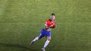 Striker Cile, Eduardo Vargas, merayakan gol kedua yang dicetaknya ke gawang Peru dalam semifinal Copa America 2015 yang berlangsung di Estadio Nacional Julio Martinez Pradanos di Santiago, Cile, (29/6/2015).  (EPA/Juan Carlos Cardenas)
