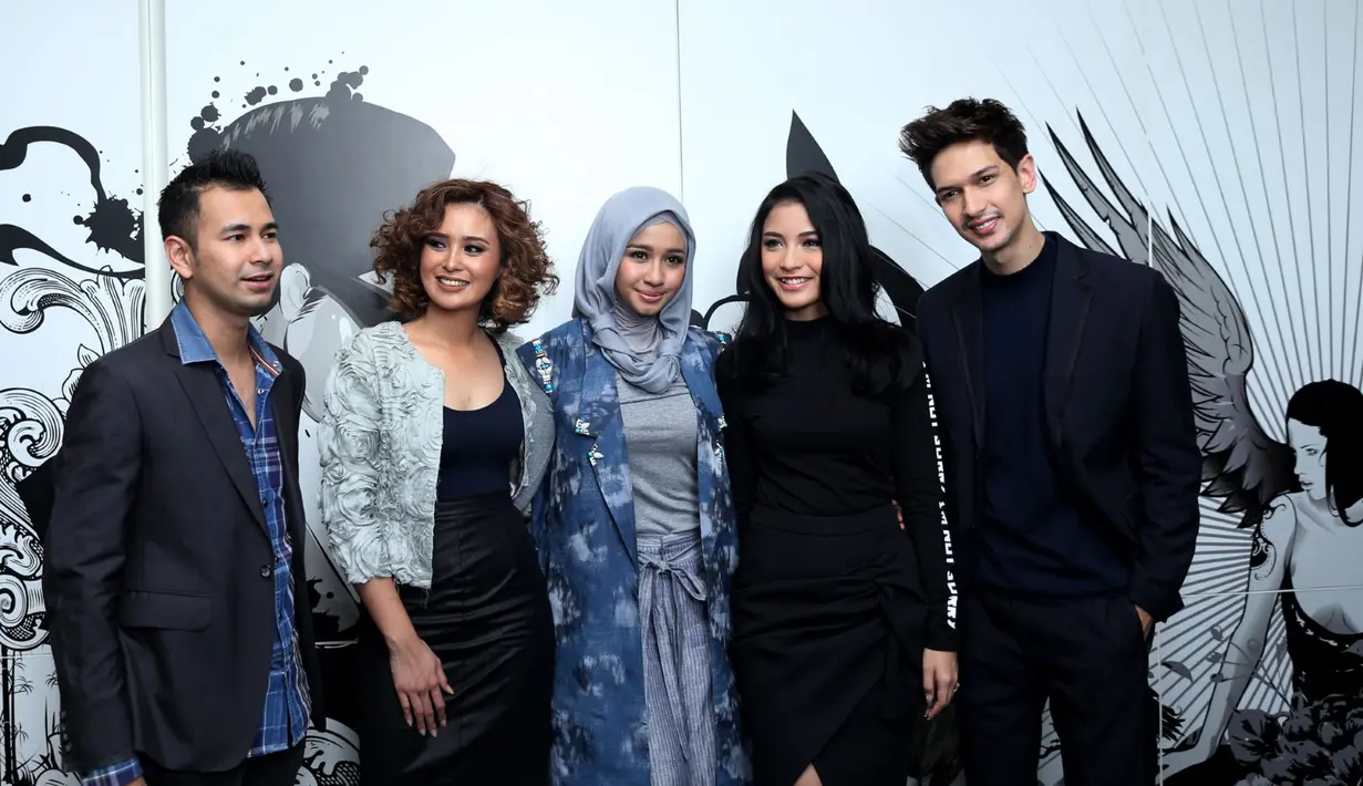 'Jujur aja kita kangen pas latihan, kumpul curhat, nyolot-nyolotan, berantem dan baikan. Mereka kadang lebih sepupu daripada sepupu gue sendiri. Jadi, selama ini kita enggak vakum karena masih kontak,' sahut Ayushita. (Andy Masela/Bintang.com)