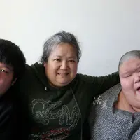 Besarkan anaknya yang lumpuh otak, ibu ini tetap berjuang meski jadi orangtua tunggal.