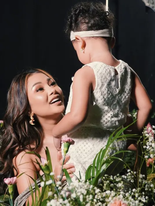 Sebelum konser tersebut, wajah Gewa tidak diperlihatkan kepada publik. Hanya nampak rambutnya yang keriting menggemaskan.  (@mutia_ayuu)