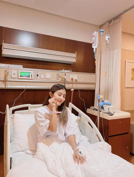 <p>Penyanyi dangdut pemilik nama lengkap Ghalia Robyul Adawiyah baru saja menjalani operasi usus buntu. Ghea Youbi pun sempat membagikan beberapa momen selama di Rumah Sakit. (FOTO: instagram.com/gheayoubi/)</p>