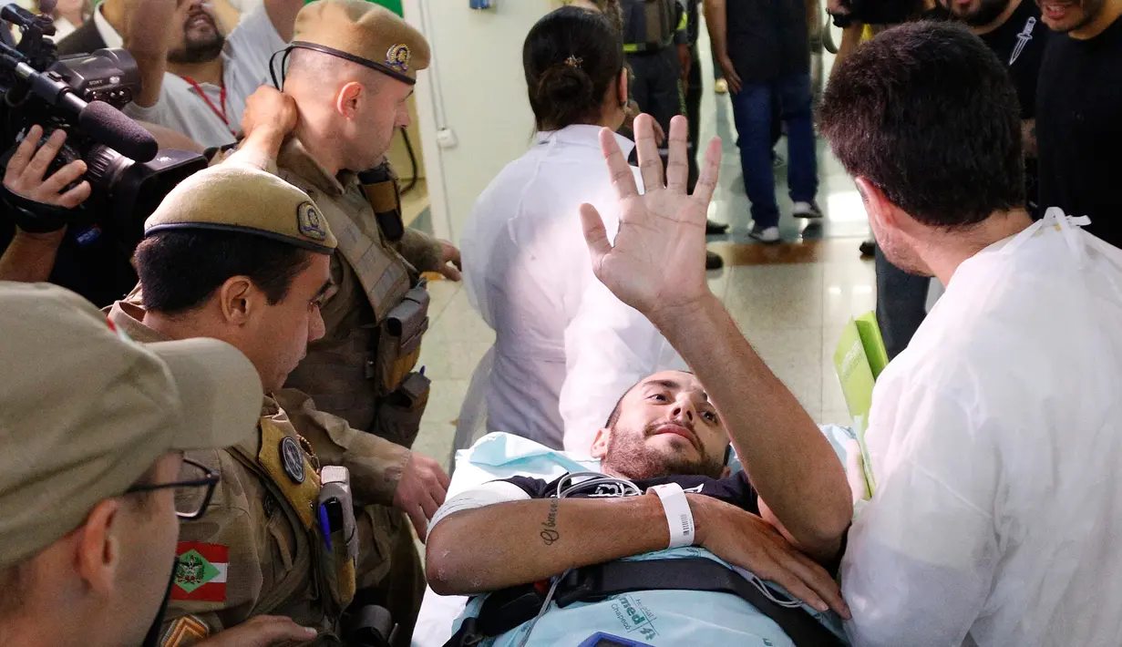 Alan Ruschel, pemain Chapecoense yang selamat dari kecelakaan pesawat Lamia di Kolombia dua pekan lalu, dibawa ke rumah sakit di Chapeco, Brasil, Rabu (13/12). Korban selamat kecelakaan itu dipulangkan dengan menumpang pesawat AU Brasil (Marcio Cunha/AFP)