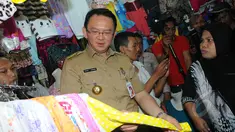 Gubernur DKI Jakarta Basuki Tjahaja Purnama meninjau kondisi Pasar Blok G, Tanah Abang, Jakarta, Rabu (15/4/2015). Kedatangan Ahok tersebut untuk melihat situasi dan kondisi secara langsung di kawasan Pasar Tanah Abang. (Liputan6.com/Herman Zakharia)