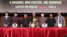 Head of Sports Business Emtek Group sekaligus CEO Nex, Hendy Lim (kelima kiri) bersama Ketua Umum Interdisciplinary Combat Council (ICC), Suwardi (keenam kiri) berfoto bersama usai memberi keterangan terkait NEX Road to Champion di SCTV Tower, Jakarta, Selasa (7/4/2026). Indonesia kembali menghadirkan terobosan baru di dunia combat sport melalui NEX Road to Champion. (Bola.com/Abdul Aziz)