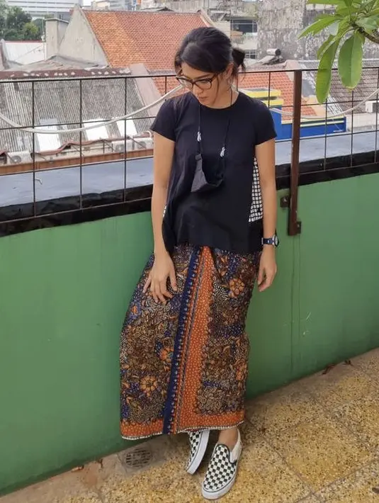 Dian Sastrowardoyo tampil santai namun tetap casual dengan kain bermotif batik yang dipadukan tshirt hitam dan sepatu slip on. Outfit ini bisa digunakan untuk dailywear lho. @therealdisastr.