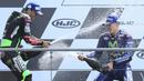 Maverick Vinales bersama Johann Zarco (kiri) merayakan keberhasilan mereka meraih juara satu dan dua pada MotoGP Prancis. (AP/David Vincent)