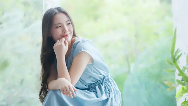 perempuan cantik santai kalem tenang
