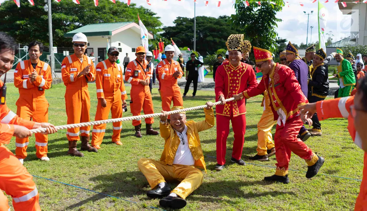 Kepala Divisi Formalitas SKK Migas, Didik S. Setyadi, bersama karyawan mengikuti lomba tarik tambang dalam rangka HUT ke-74 RI di kilang JOB Pertamina-Medco E&P Tomori Sulawesi, Sabtu (17/8/2019). Perlombaan digelar meningkatkan keakraban serta rasa cinta tanah air. (Liputan6.com/Immanuel Antonius)