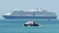 Kapal cepat (depan) mengangkut sampel penumpang dari kapal pesiar MS Westerdam (belakang) di luar pelabuhan Sihanoukville, Kamboja, Kamis (13/2/2020). Kapal pesiar milik Holland America Line diizinkan berlabuh di Kamboja setelah ditolak lima negara karena virus corona. (AP Photo/Heng Sinith)