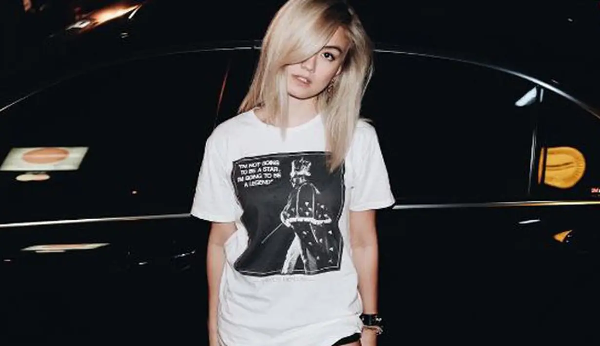 Agnez Mo, kerap berpenampilan seksi. Dengan memakai kaos oblong seperti ini saja Agnez tetap terlihat seksi. Terlebih ia memadukannya dengan short pants. (Instagram/Agnezmo)