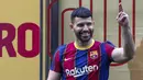 Sergio Aguero berpose di lapangan Stadion Camp Nou selama presentasi resminya sebagai pemain baru FC Barcelona di stadion Camp Nou, Barcelona (31/05/2021). Merka telah menandatangani kontrak hingga tahun 2023 dengan klausal pembelian 100 juta Euro. (Foto: AP Photo/Joan Monfort)