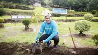 Ahmad Abdul melakukan aksi penanaman pohon di Candi Gedong Songo