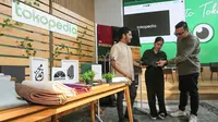 Pemilik Usaha Universa Sajadah, Renato Akbar (kiri) menjelaskan produk kepada Head of Corporate Affairs Tokopedia, Ekhel Chandra Wijaya (kanan) dan Founder Bruule, Sarila Danubrata (tengah) usai konferensi pers Tren Belanja Online Selama Ramadan hingga Lebaran 2023 di Tokopedia (9/5/2023). (Liputan6.com)