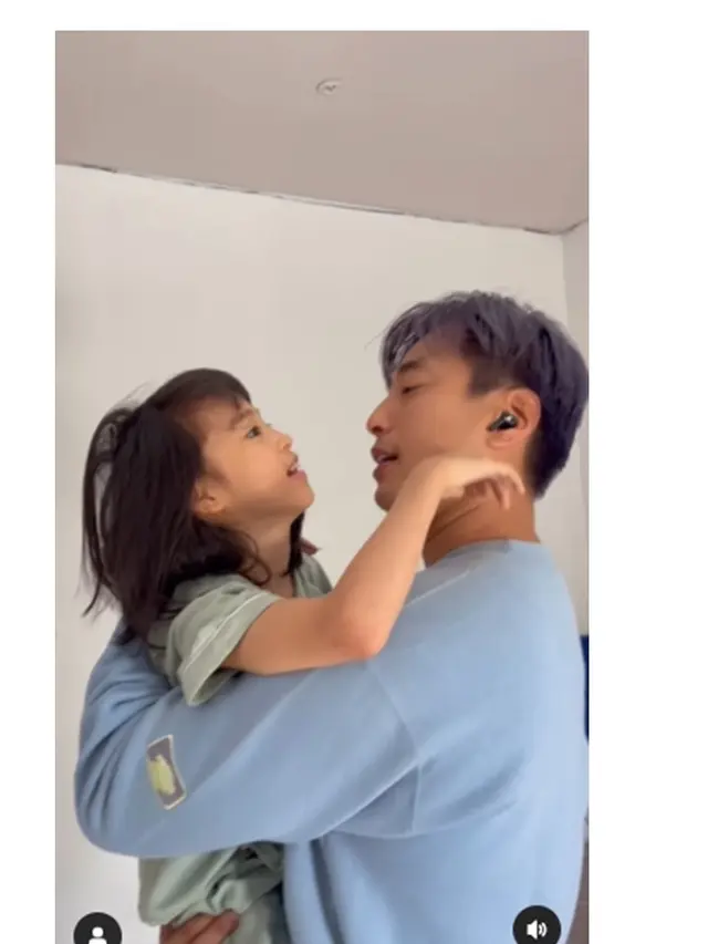 10 Potret Jevier Justin dan Istri saat Momong Anak yang Idap Cerebral Palsy, Penuh Kesabaran