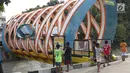 Anak-anak bermain di sekitar Jembatan Ketupat di Jalan Gajah Mada, Petojo, Jakarta, Kamis (8/8/2019). Jembatan Ketupat memiliki bentang 12,5 meter dan lebar 2,5 meter dengan waktu pengerjaan selama 45 hari. (Liputan6.com/Helmi Fithriansyah)