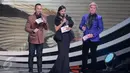 Para pembawa acara di Indonesia Dangdut Awards (IDA) 2015, Jakarta, Rabu (28/10/2015). Perhelatan IDA 2015 menggambarkan dangdut telah menjadi bagian tidak terpisahkan dari masyarakat Indonesia. (Liputan6.com/Faizal Fanani) 