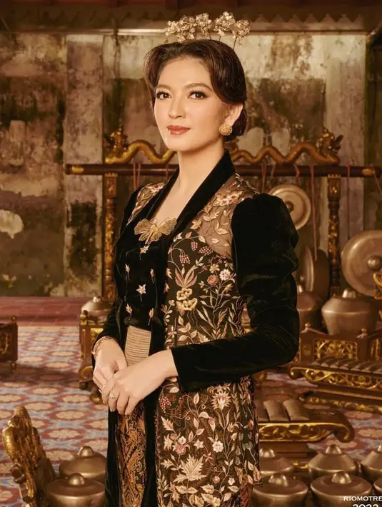 Tampilan Selvi Ananda kian menawan dengan makeup dan gaya rambut anggun berhiaskan aksesori rambut yang menawan, hasil tangan MUA Rama Jee. (Instagram/riomotret).