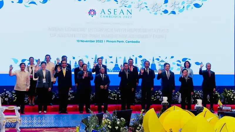 Presiden Joko Widodo atau Jokowi saat saat melakukan pertemuan dengan pemimpin ASEAN dan perwakilan ASEAN Inter-Parliament Assembly (AIPAA) di Hotel Sokha Phnom Penh Kamboja