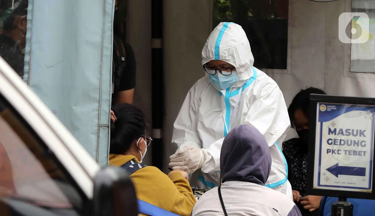 Petugas memeriksa pasien COVID-19 yang akan diantarkan ke RSDC Wisma Atlet di Puskesmas Kecamatan Tebet, Jakarta, Kamis (3/2/2022). Kasus COVID-19 sepekan terakhir mencapai 56.000 atau meningkat 40 kali lipat dibandingkan awal Januari lalu. (Liputan6.com/Herman Zakharia)