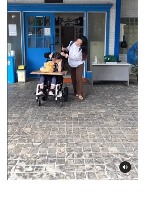 10 Potret Jevier Justin dan Istri saat Momong Anak yang Idap Cerebral Palsy, Penuh Kesabaran
