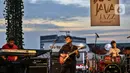 Gitaris jazz Daniel Dyonisius (tengah) saat tampil pada hari kedua BNI Java Jazz Festival 2022 di JIExpo Kemayoran, Jakarta Pusat, Sabtu (28/5/2022). Perhelatan musik BNI Java Jazz Festival 2022 digelar pada 27-29 Mei dengan menampilkan musisi-musisi dari dalam dan luar negeri. (Liputan6.com/Johan Tallo)
