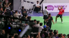 Pemain SMA 8 Makassar (kanan) melakukan selebrasi setelah mencetak gol ke gawang SMK Nusantara Jakarta pada laga Grand Final AXIS Nation Cup 2023 di Istora Senayan, Jakarta, Minggu (15/10/2023). (Bola.com/Bagaskara Lazuardi)
