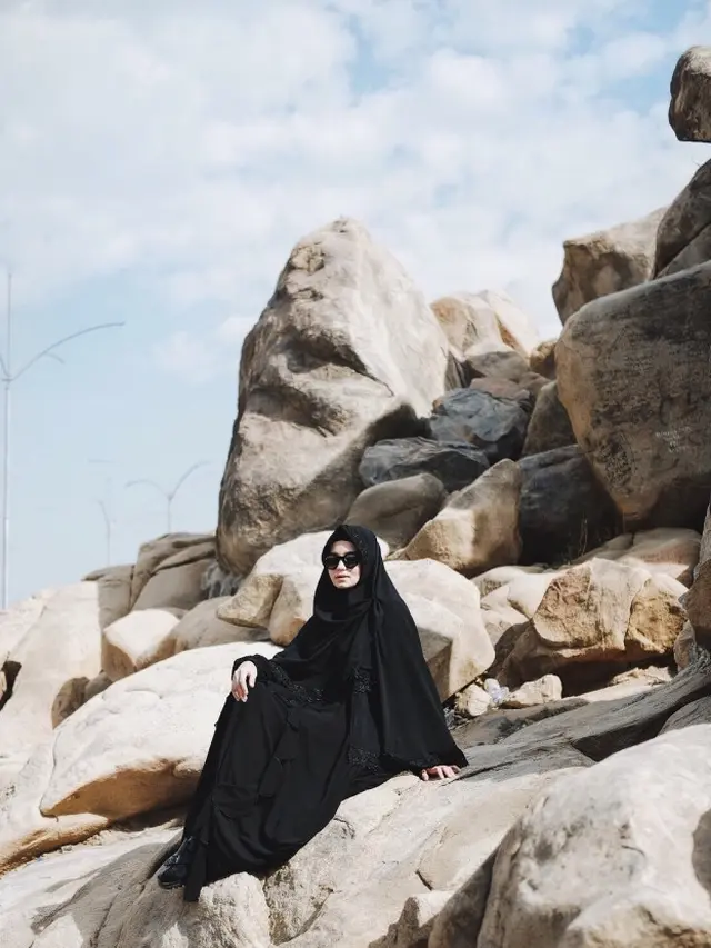 6 Penampilan Enzy Storia saat Pakai Hijab, Curi Perhatian