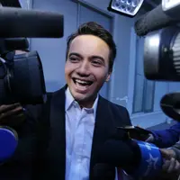 Sahrul yang terburu-buru enggan menjawab kabar batalnya pernikahan keduanya. Ia memohon maaf dan meninggalkan awak media yang telah menantinya dan berjanji saat ada waktu, akan menjelaskan. (Adrian Putra/Bintang.com)