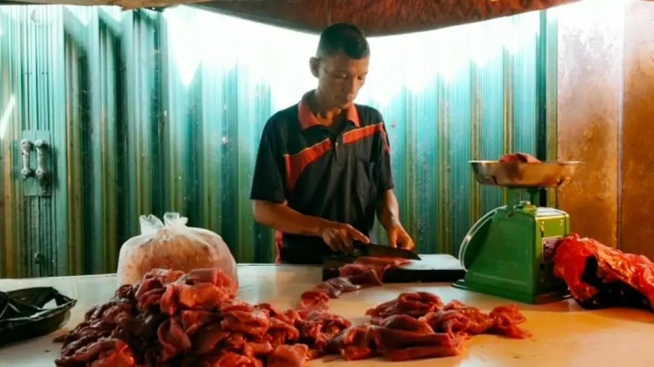 Salah satu penjual daging sapi segar di Pasar Pusat Pekanbaru.