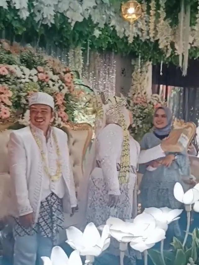 Momen lucu pengantin wanita terima paket saat pesta pernikahan.