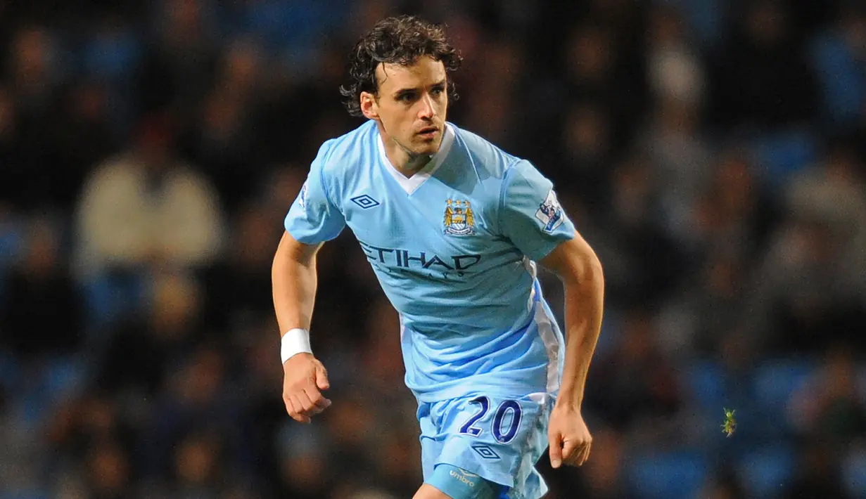 Owen Hargreaves. Gelandang Inggris berusia 41 tahun ini memutuskan bergabung dengan Manchester City pada awal musim 2011/2012 usai meninggalkan sang tetangga Manchester United dengan status bebas transfer. Ia memperkuat The Citizens hanya semusim dan memutuskan peniun pada Juli 2012 usai tampil hanya dalam 4 laga di semua ajang dengan torehan 1 gol. (AFP/Andrew Yates)