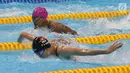 Aksi atlet Indonesia, Syuci Indriani (belakang) saat final 100 meter gaya kupu-kupu putri S14 di Aquatic Center, Jakarta, Rabu (10/10). Syuci berhasil meraih mendali perak dengan catatan waktu 1 menit 11,08 detik. (Merdeka.com/Imam Buhori)