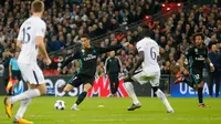 Pemain Real Madrid, Cristiano Ronaldo melakukan tendangan ke gawang Tottenham Hotspur pada pertandingan keempat Grup H Liga Champions di Stadion Wembley, Rabu (1/11). Tottenham Hotspur menaklukkan sang juara bertahan Real Madrid, 3-1. (AP/Tim Ireland)