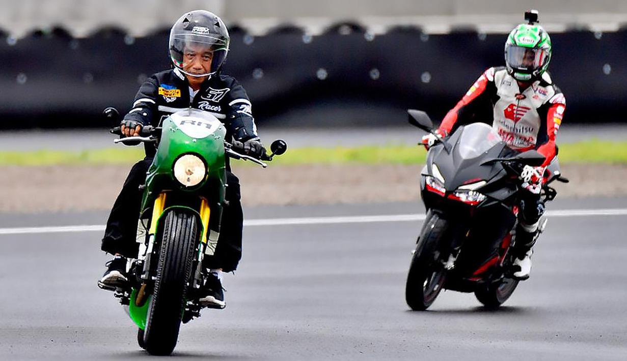 Jokowi, yang menumpangi sepeda motor berwarna hijau 'RI 1', terlihat melaju pertama kali dari garis start diikuti peserta lainnya. (Istana Kepresidenan/Agus Suparto)