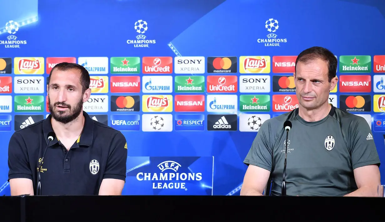 Pelatih Juventus, Massimiliano Allegri didampingi Giorgio Chiellini jumpa pers jelang laga final Liga Champions di Stadion Juventus, Turin, Senin (29/5/2017). Juventus akan berhadapan dengan Real Madrid pada laga final. (EPA/Alessandro Di Marco)
