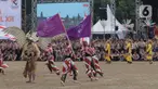 Gabungan anggota Pramuka memakai pakaian adat saat melakukan tarian kolosal pada HUT ke-62 Pramuka di Buperta, Cibubur, Jakarta Timur, Senin (14/8/2023). (Liputan6.com/Herman Zakharia)
