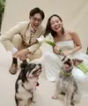 Dalam sesi pemotretan tersebut, Dhika tampil menawan dalam balutan gaun pengantin putih yang simpel namun elegan. [@brandonsalim].