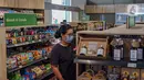 Pengunjung memilih produk Usaha Mikro, Kecil, dan Menengah (UMKM) yang dijual di M Block Market, Jakarta, Minggu (14/3/2021). M Block Market merupakan toko swalayan yang menjual 70 persen berbagai produk buatan dalam negeri. (Liputan6.com/Faizal Fanani)